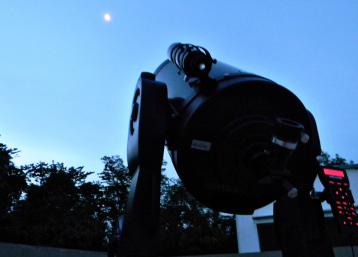 Telescópio apontado para o céu no Observatório Abrahão de Moraes (foto: Acervo OAM)